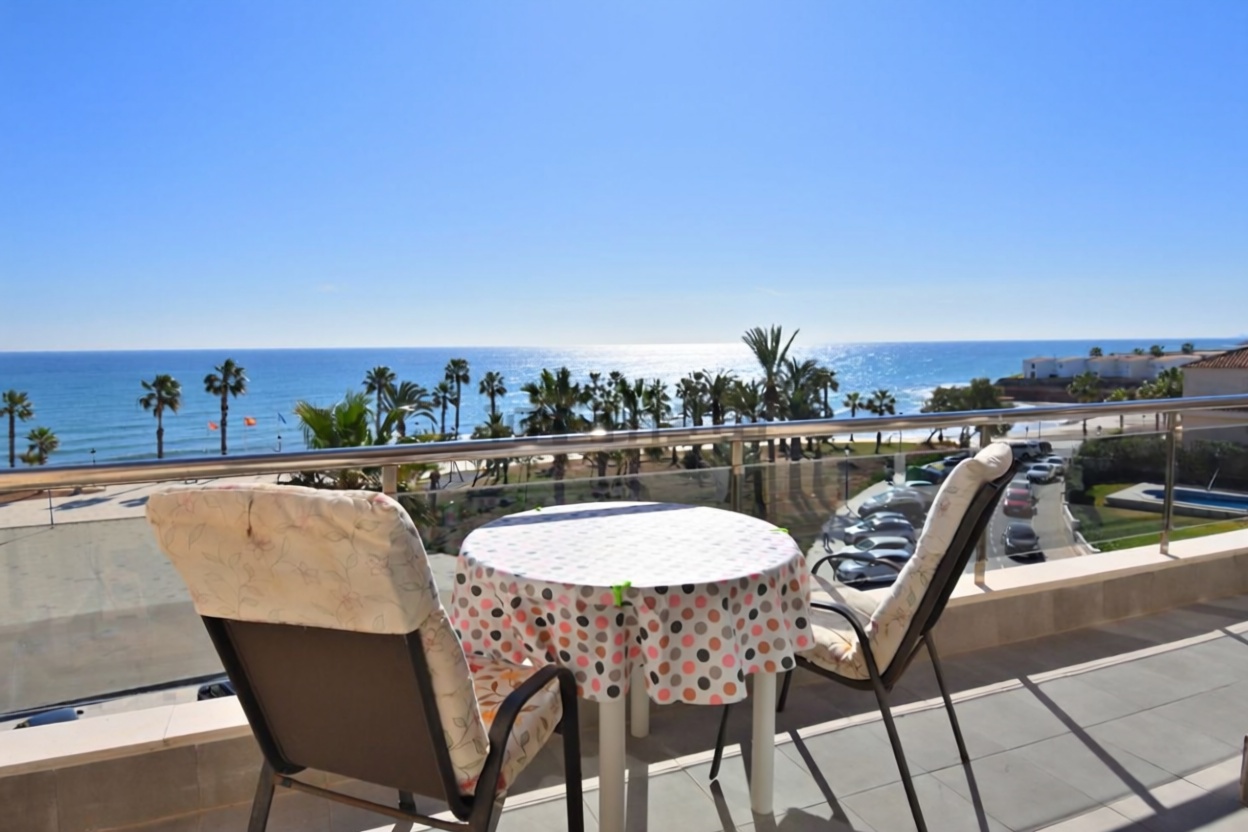 Piso en primera línea de playa en Orihuela — Terraza mar
