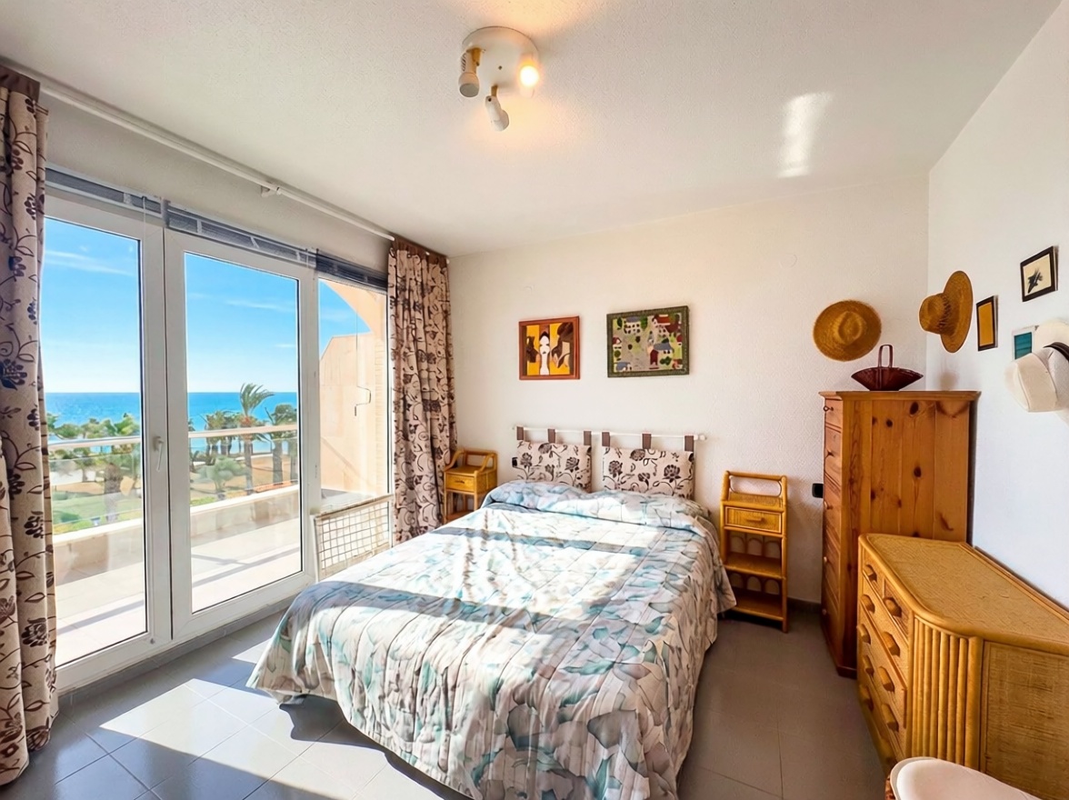 Piso en primera línea de playa en Orihuela — Dormitorio