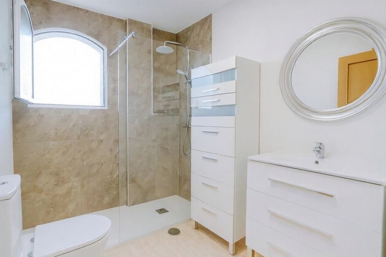 Chalet con acceso directo a playa en Orihuela — Baño