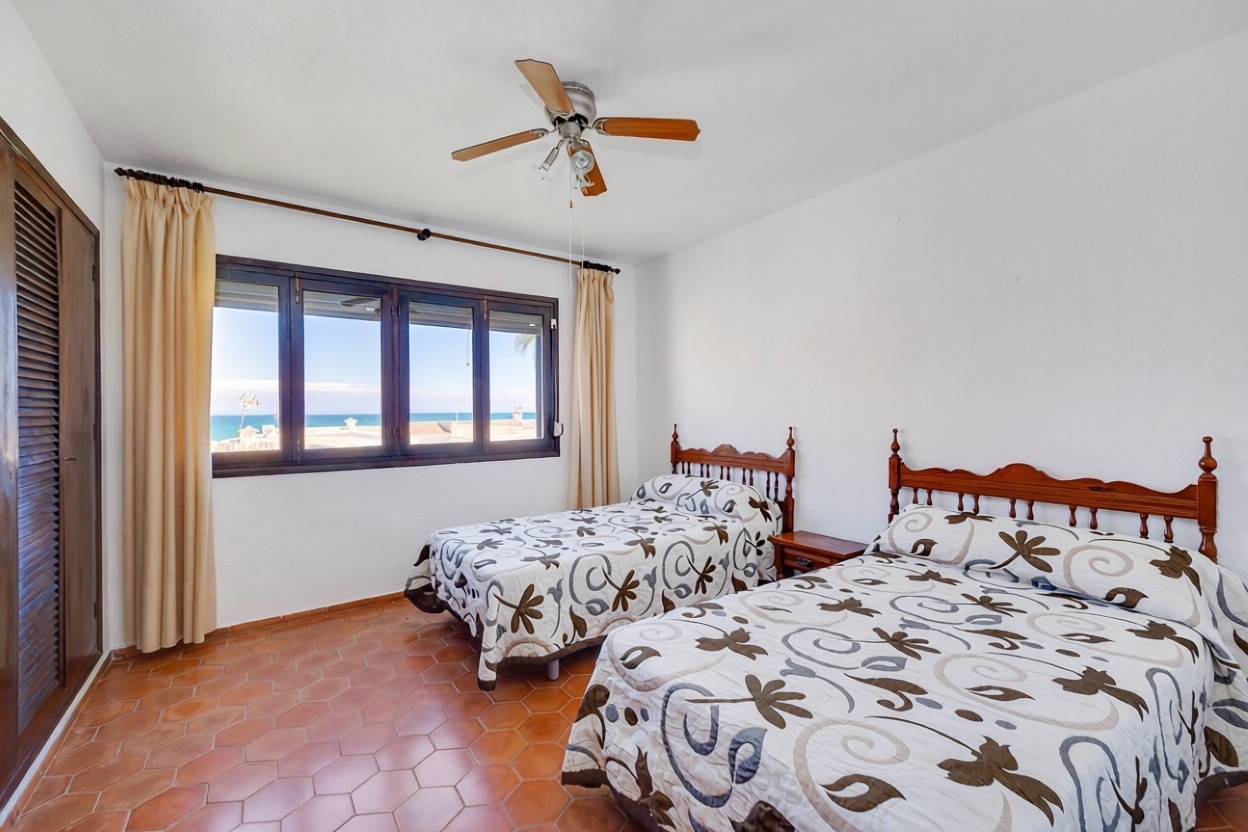 Chalet con acceso directo a playa en Orihuela — Dormitorio