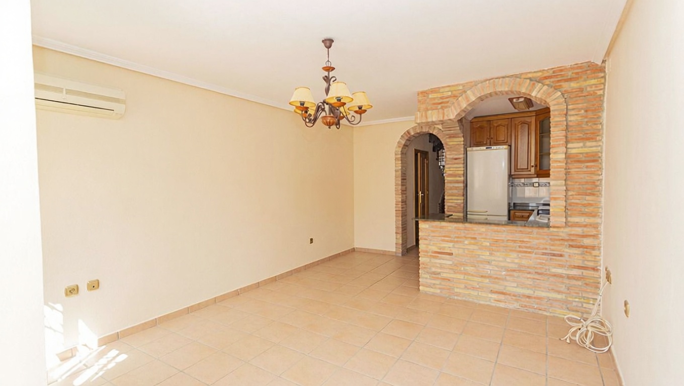 Chalet con acceso directo a playa en Pilar de la Horadada — Salón