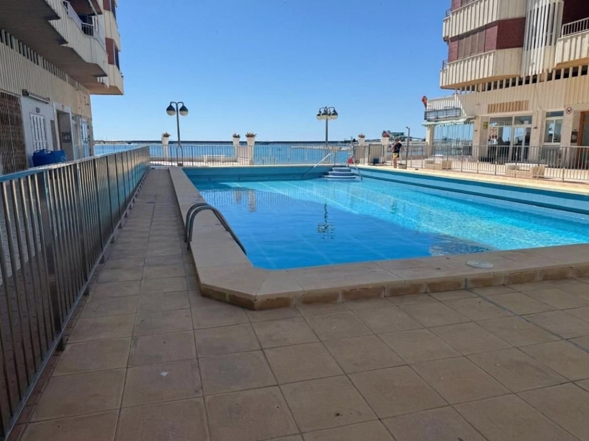 Wohnung in erste Strandlinie in Torrevieja — Pool