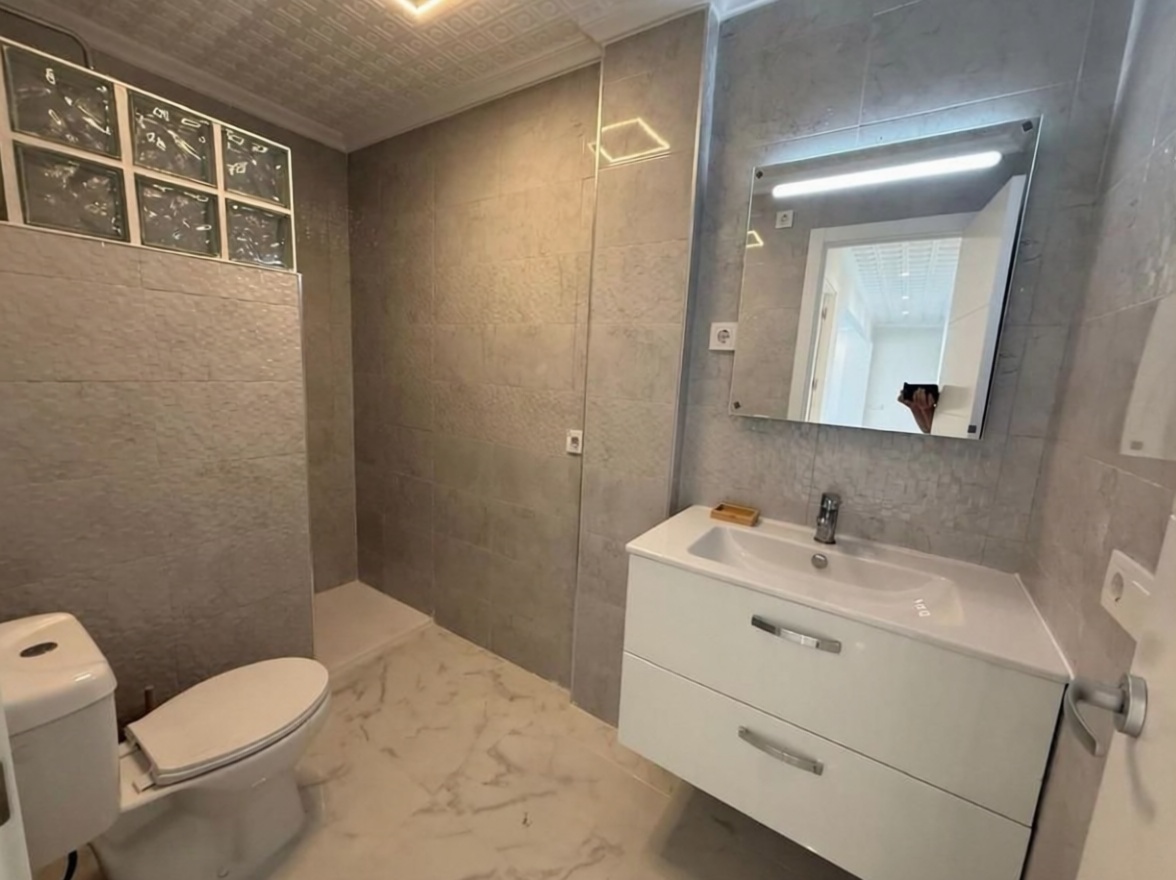 Wohnung in erste Strandlinie in Torrevieja — Bad