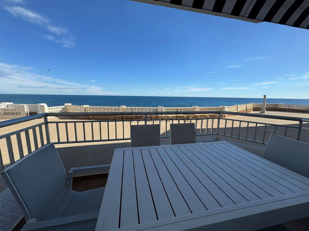 Beachfront flat in Pilar de la Horadada — Sea terrace
