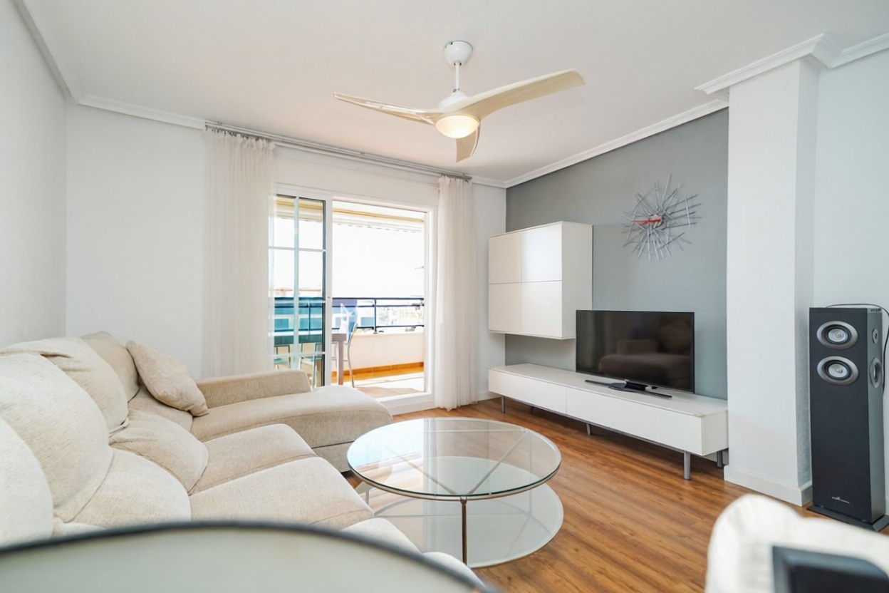 Piso en primera línea de playa en Pilar de la Horadada — Salón