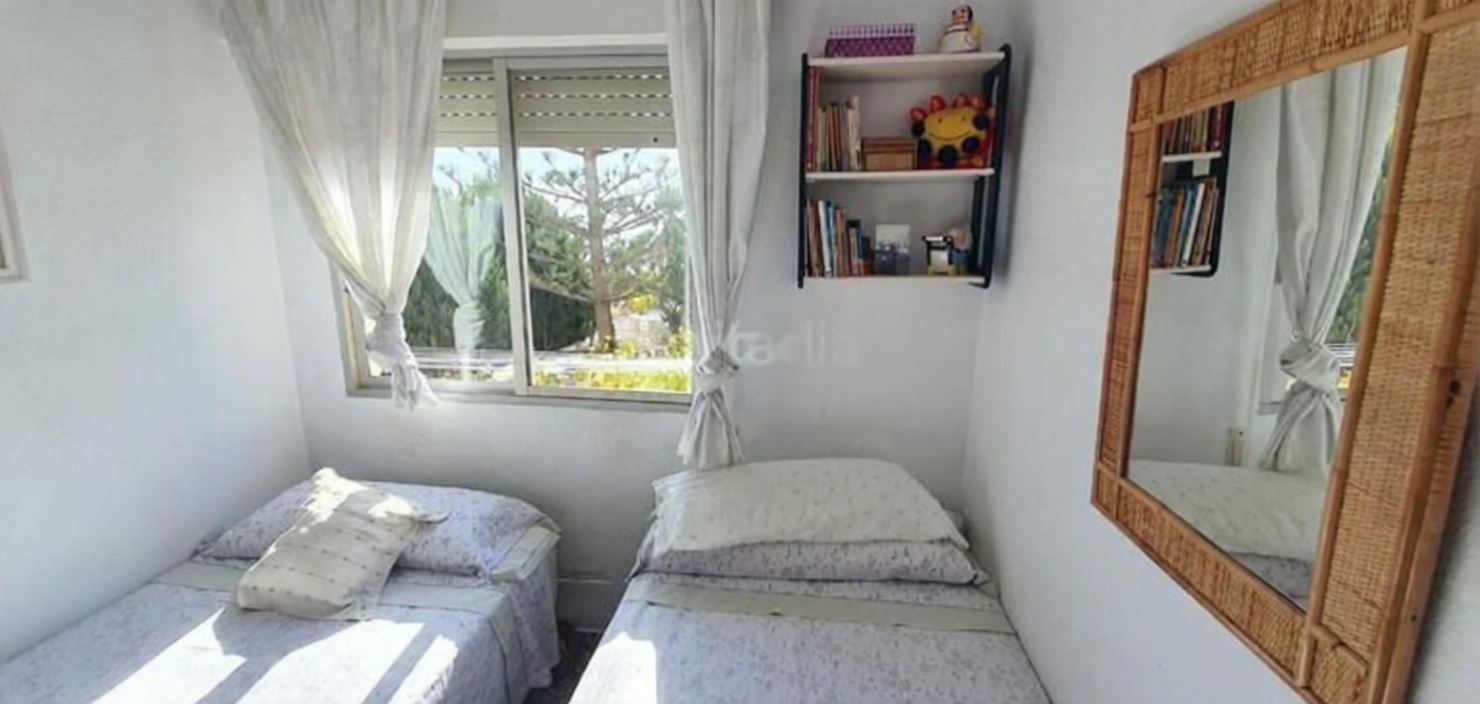 Apartamento em primeira linha de praia em Pilar de la Horadada — Quarto