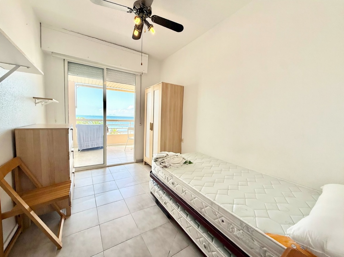 Appartement en première ligne de plage à San Pedro del Pinatar — Chambre