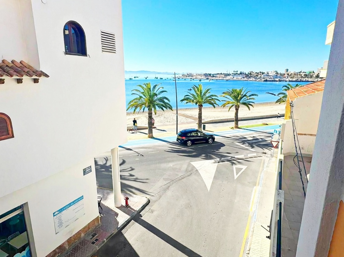 Piso en primera línea de playa en San Pedro del Pinatar — Vista mar