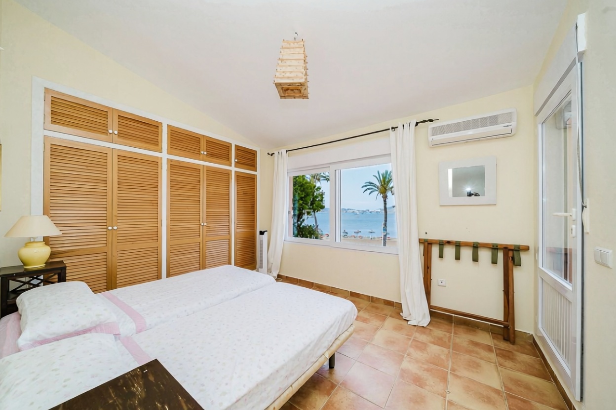 Chalet con acceso directo a playa en La Manga del Mar Menor — Dormitorio