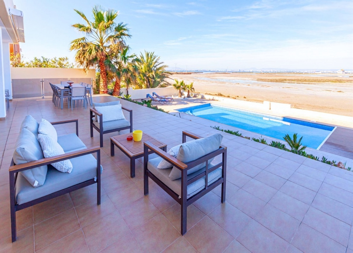 Chalet with direct beach access in La Manga del Mar Menor