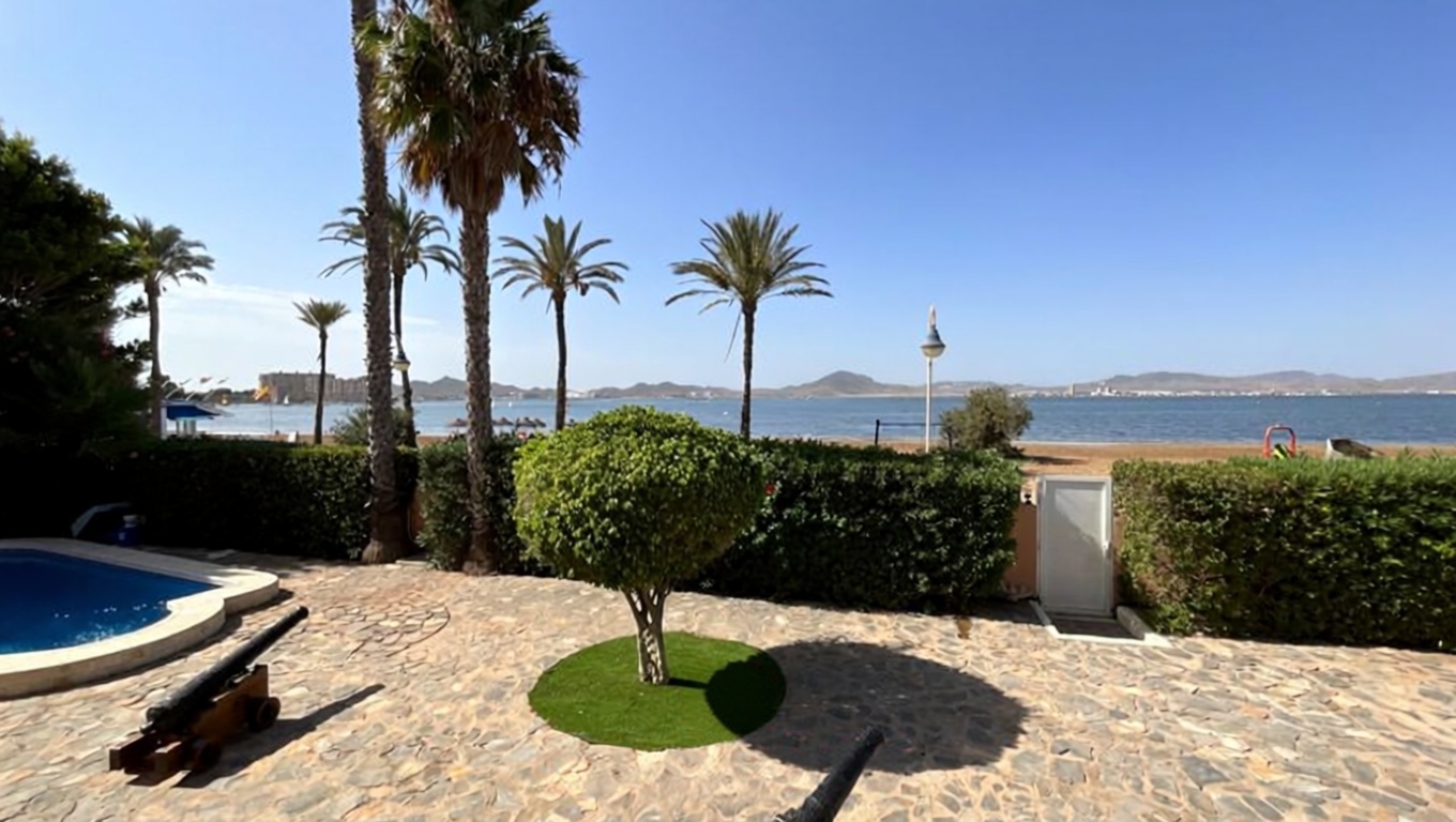 Chalet with direct beach access in La Manga del Mar Menor — Sea view