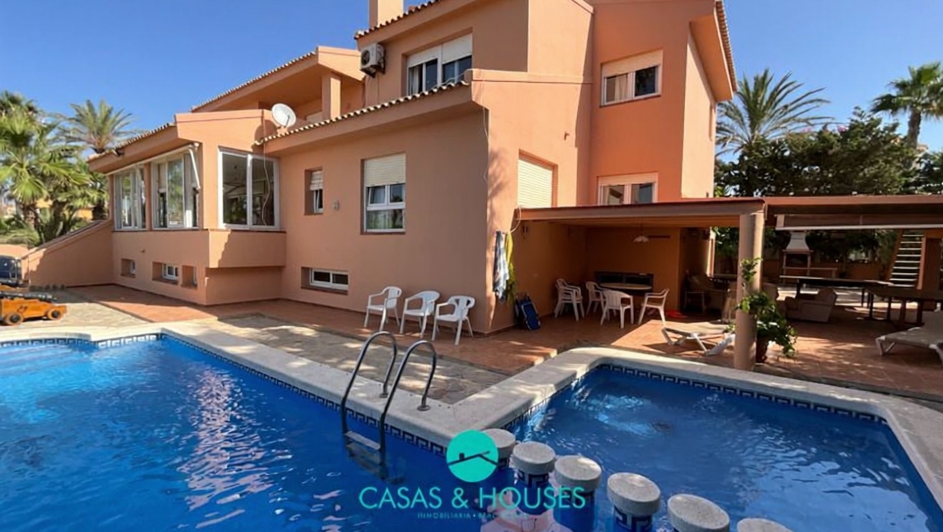 Chalet with direct beach access in La Manga del Mar Menor — Pool