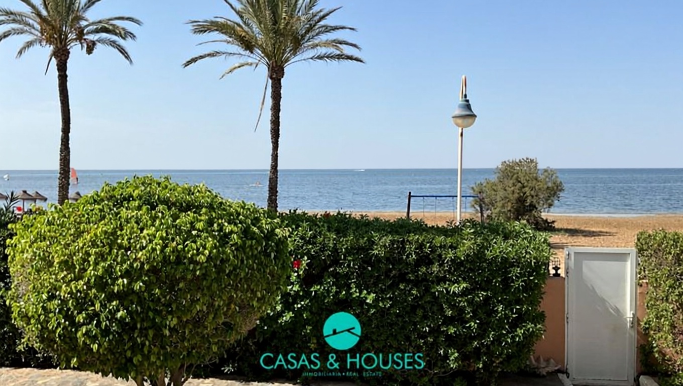 Chalet with direct beach access in La Manga del Mar Menor — Sea view
