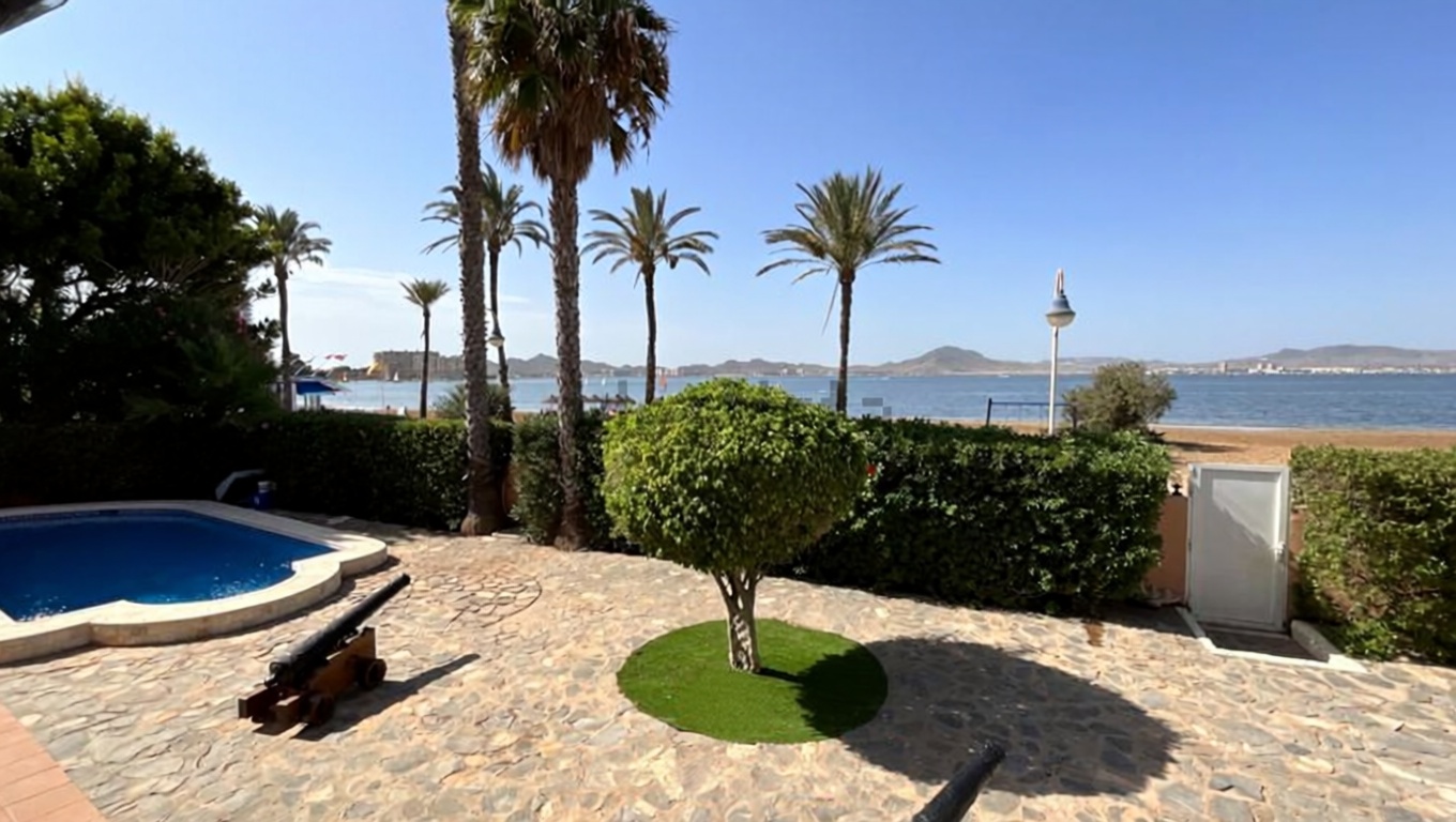Chalet with direct beach access in La Manga del Mar Menor — Sea view