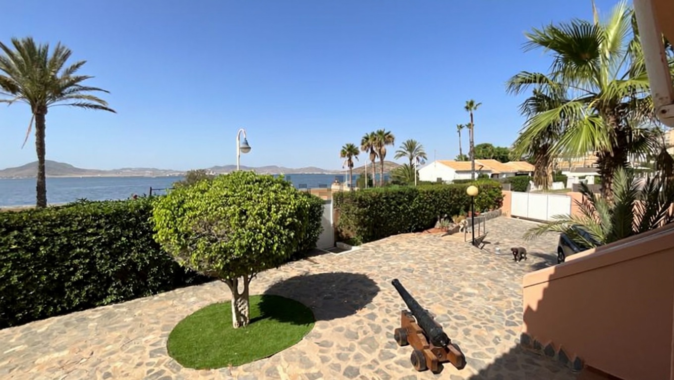 Chalet with direct beach access in La Manga del Mar Menor — Sea view