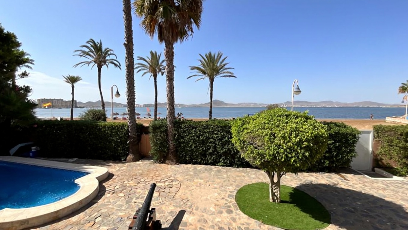 Chalet with direct beach access in La Manga del Mar Menor — Sea view