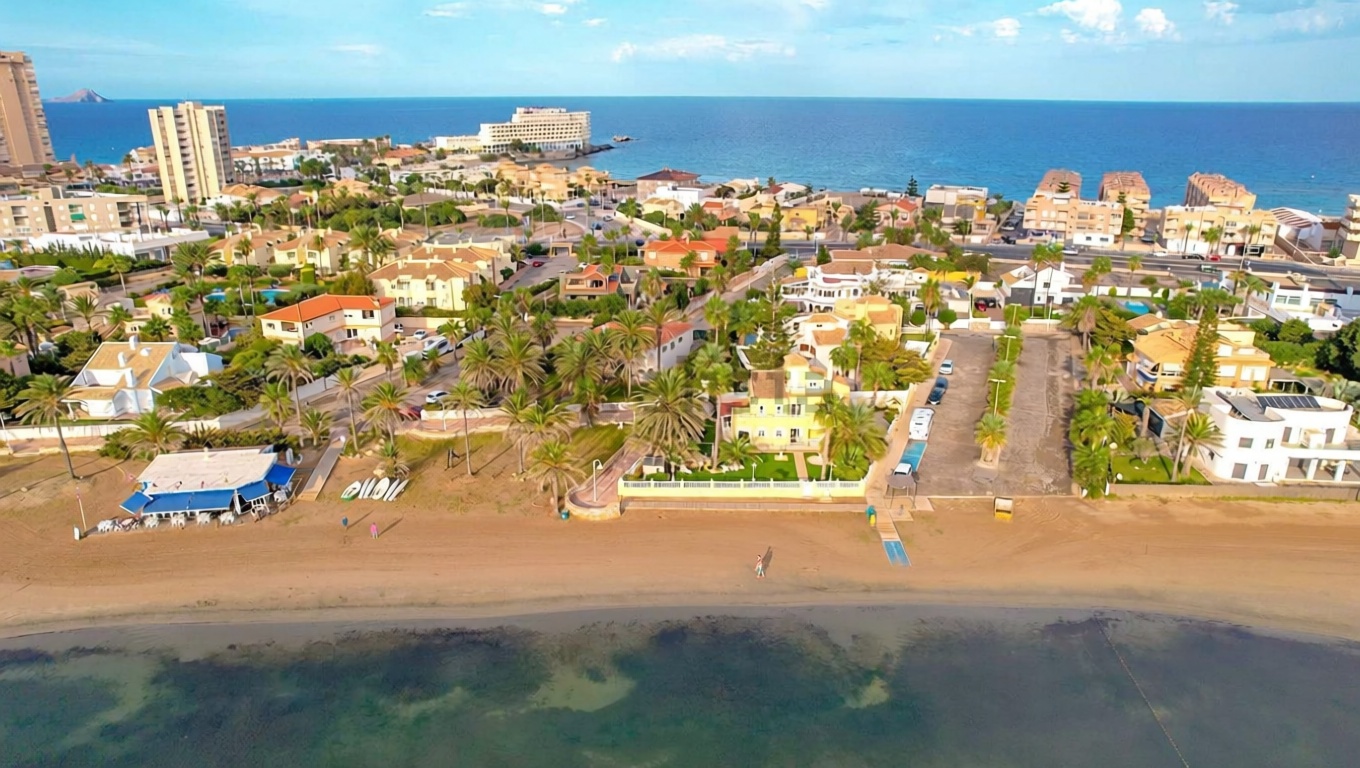 Chalet with direct beach access in La Manga del Mar Menor — Aerial