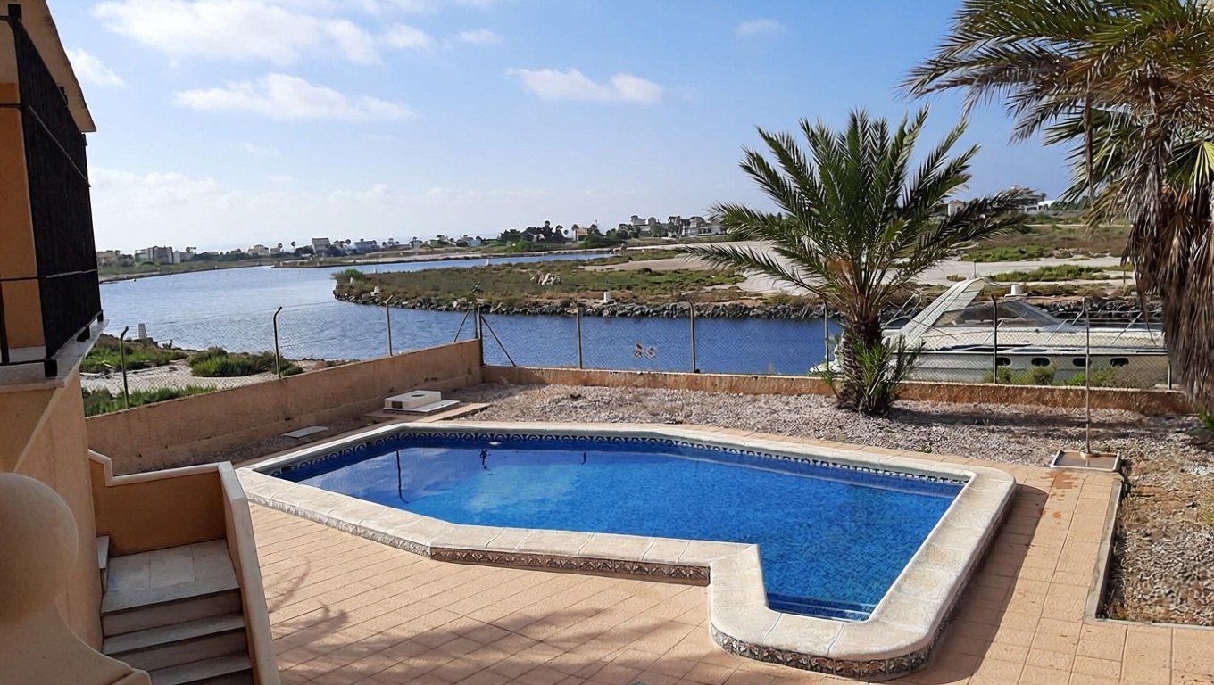 Chalet with direct beach access in La Manga del Mar Menor — Sea view