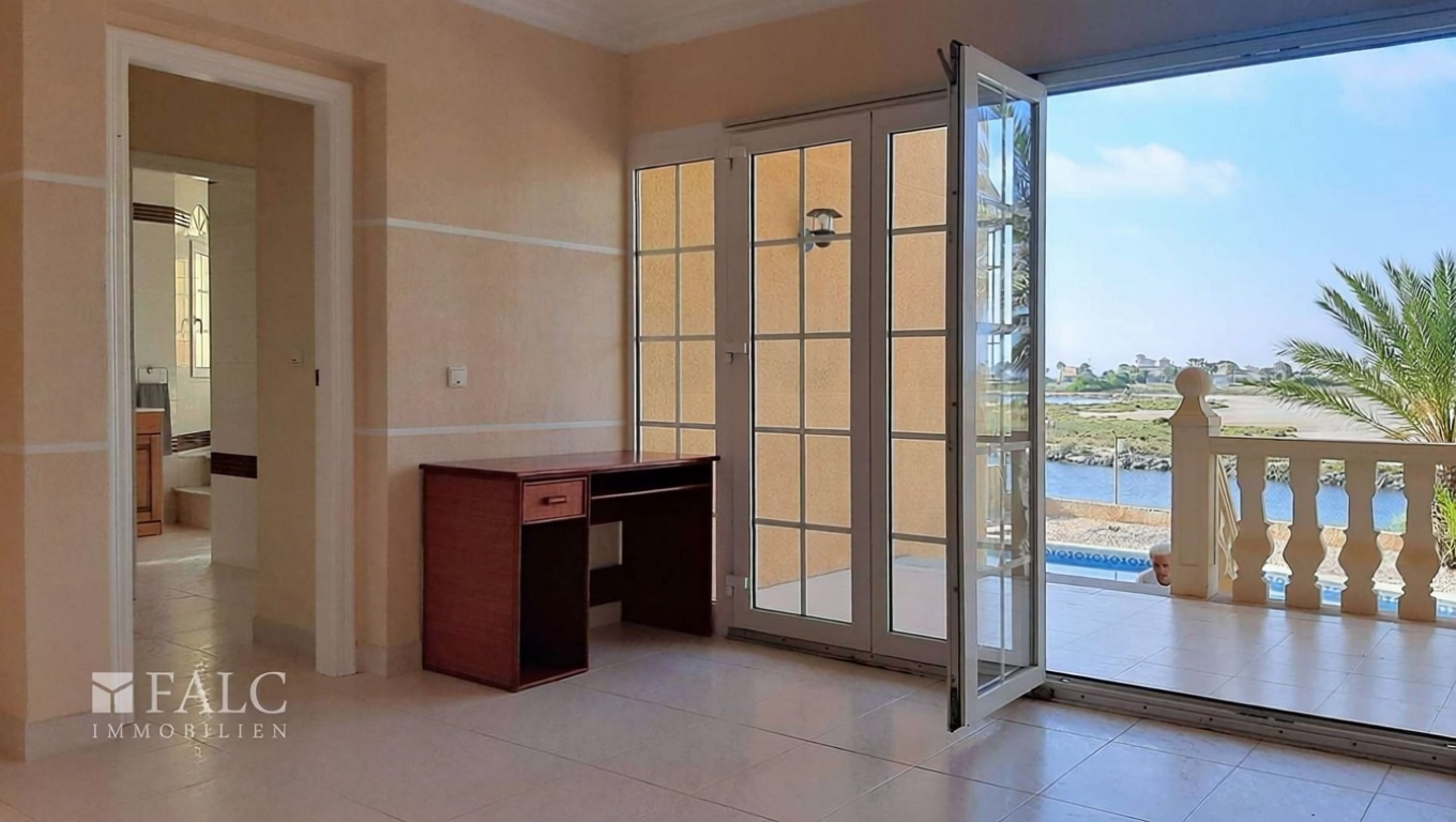 Chalet with direct beach access in La Manga del Mar Menor