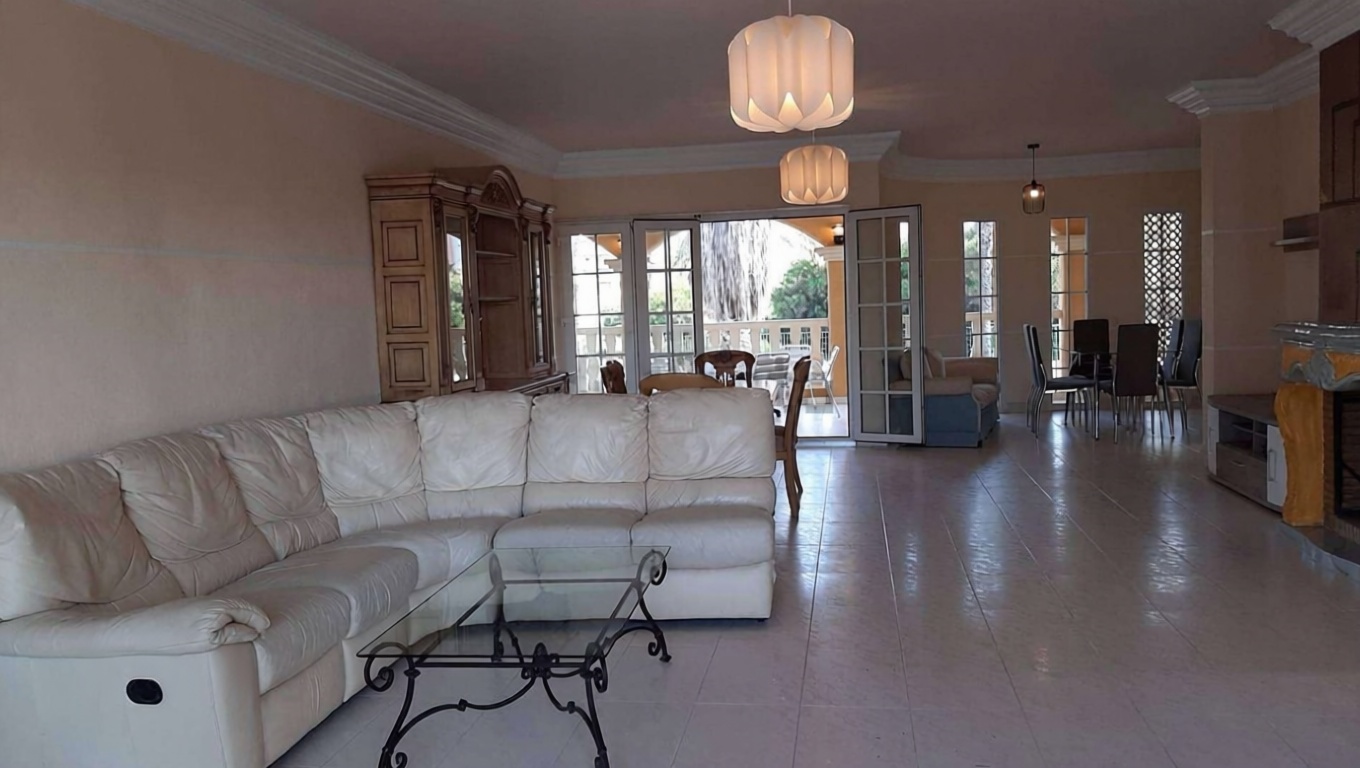 Chalet with direct beach access in La Manga del Mar Menor — Living room