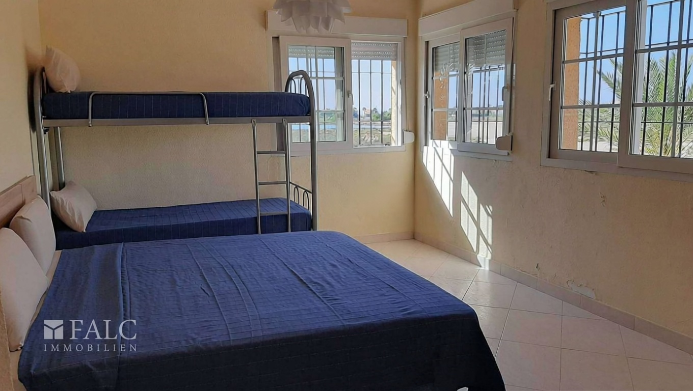 Chalet with direct beach access in La Manga del Mar Menor — Bedroom