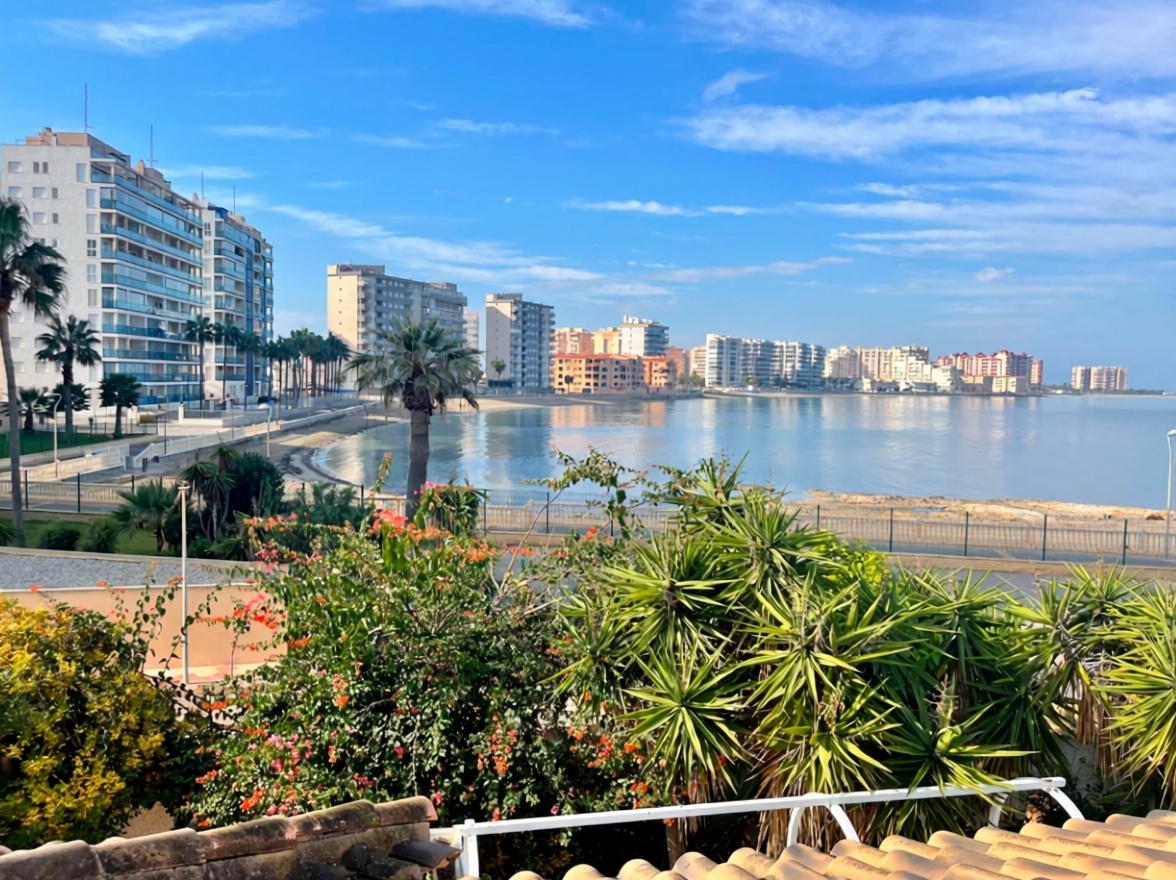 Chalet with direct beach access in La Manga del Mar Menor — Sea view