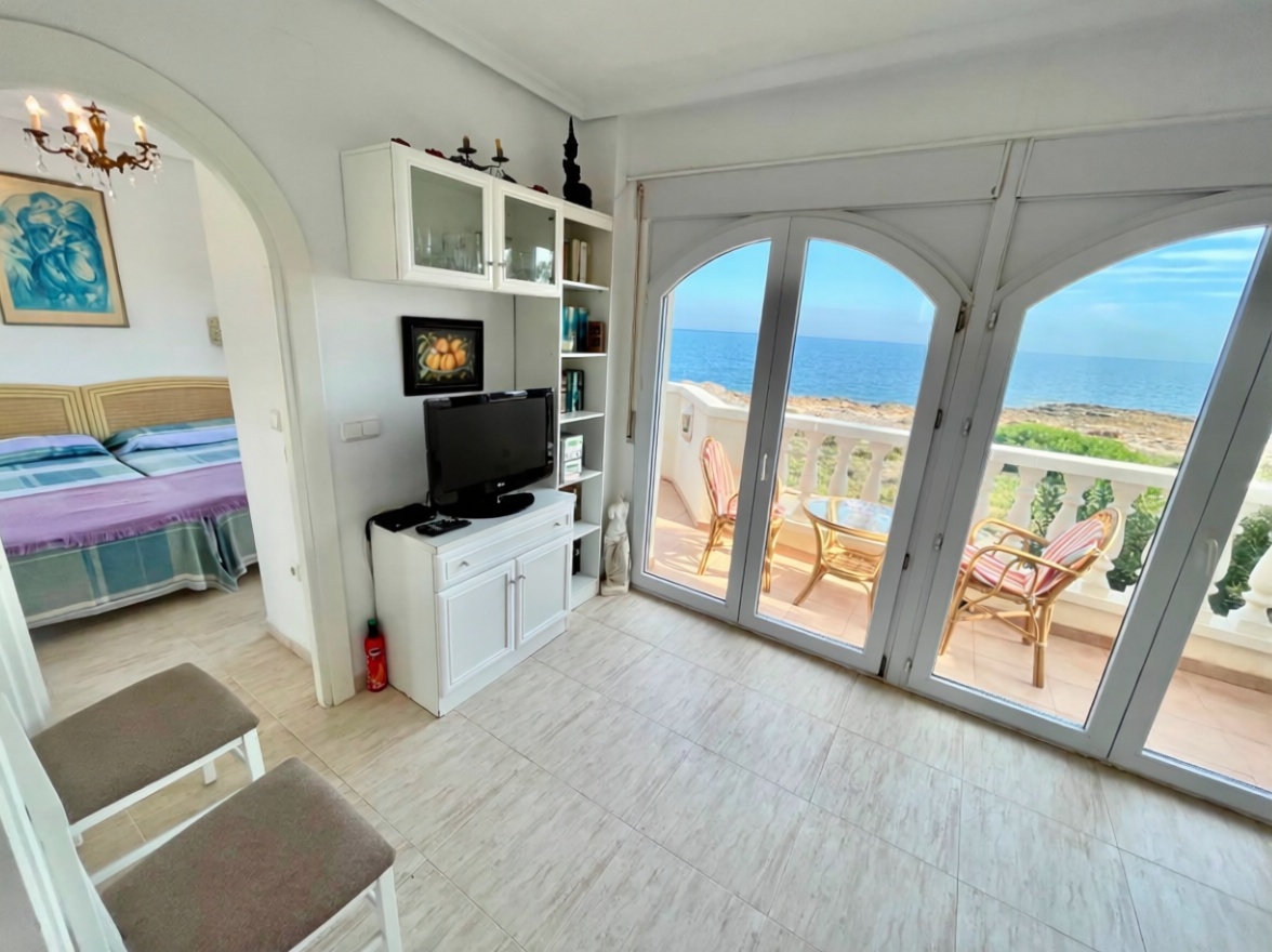 Chalet with direct beach access in La Manga del Mar Menor — Living room