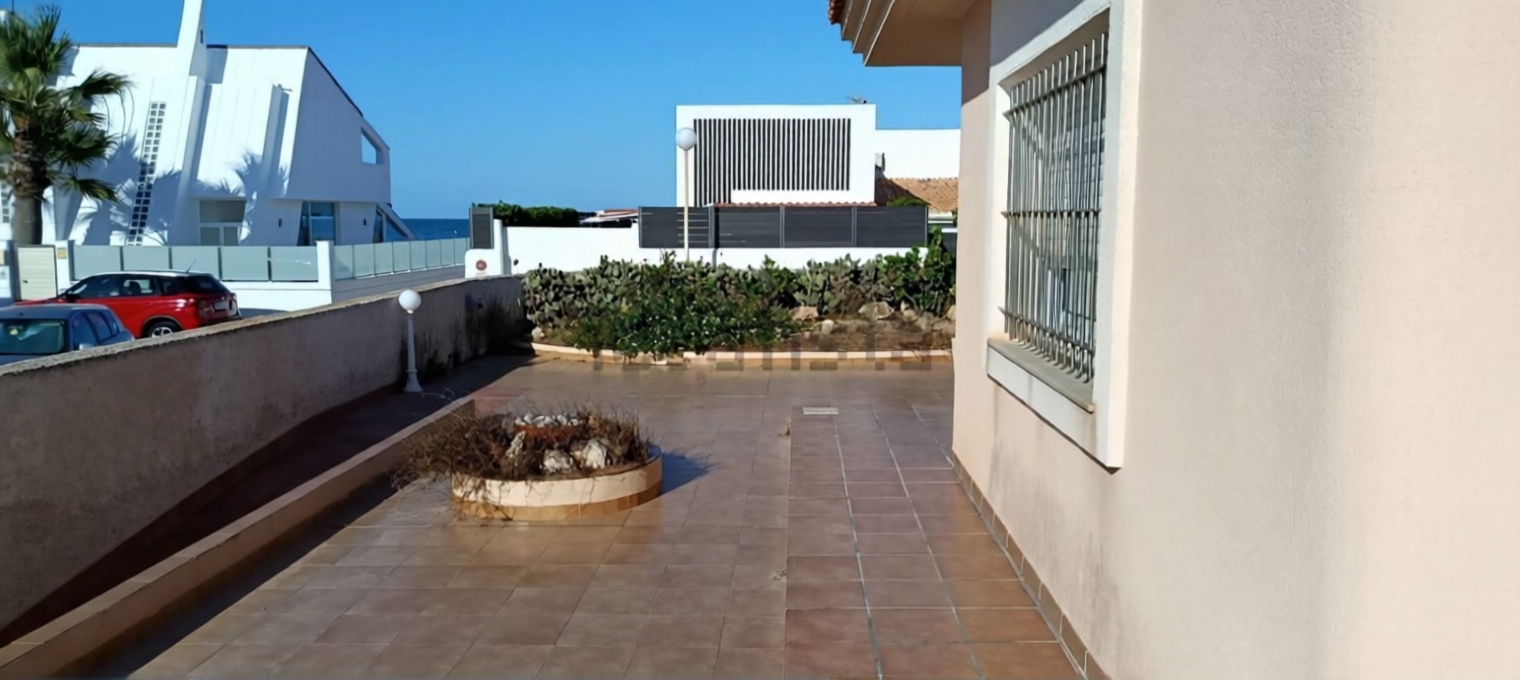 Chalet with direct beach access in La Manga del Mar Menor