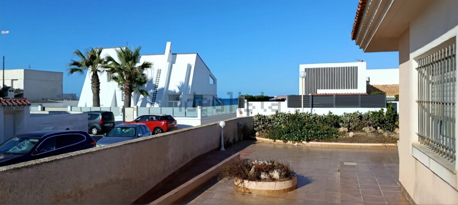 Chalet with direct beach access in La Manga del Mar Menor — Sea terrace