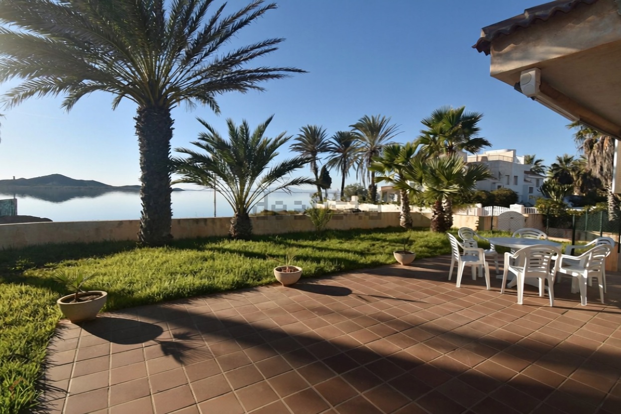 Chalet with direct beach access in La Manga del Mar Menor