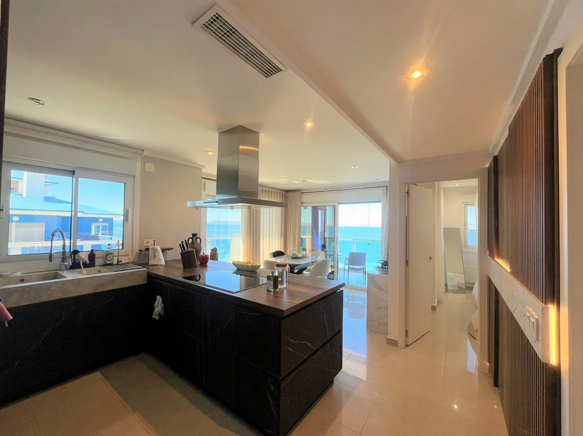 Beachfront flat in La Manga del Mar Menor — Kitchen