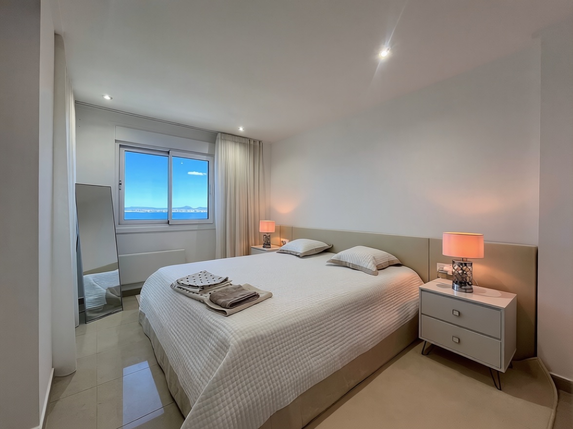 Beachfront flat in La Manga del Mar Menor — Bedroom