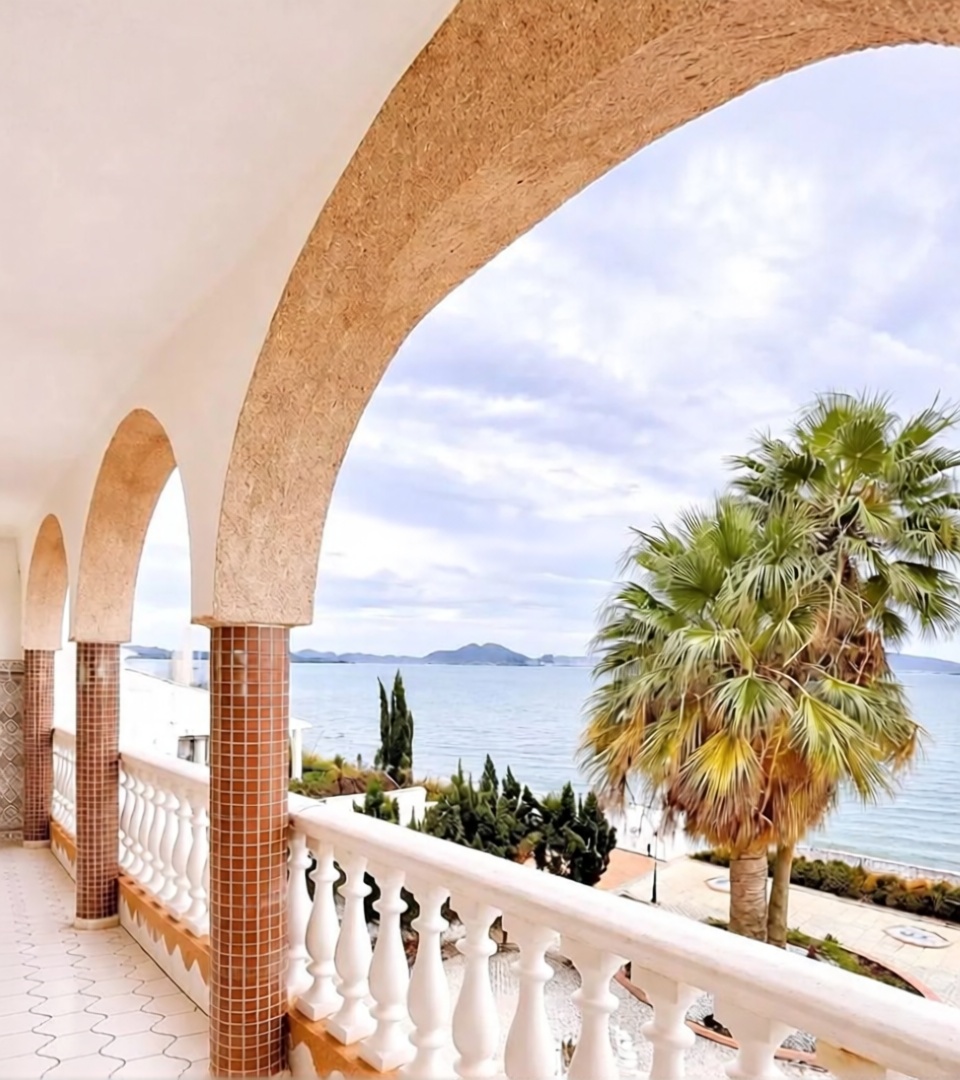 Chalet with direct beach access in La Manga del Mar Menor