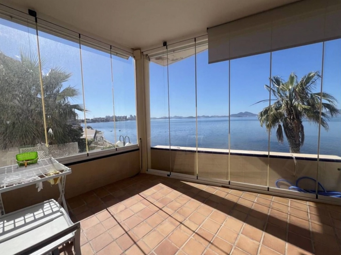 Beachfront flat in La Manga del Mar Menor