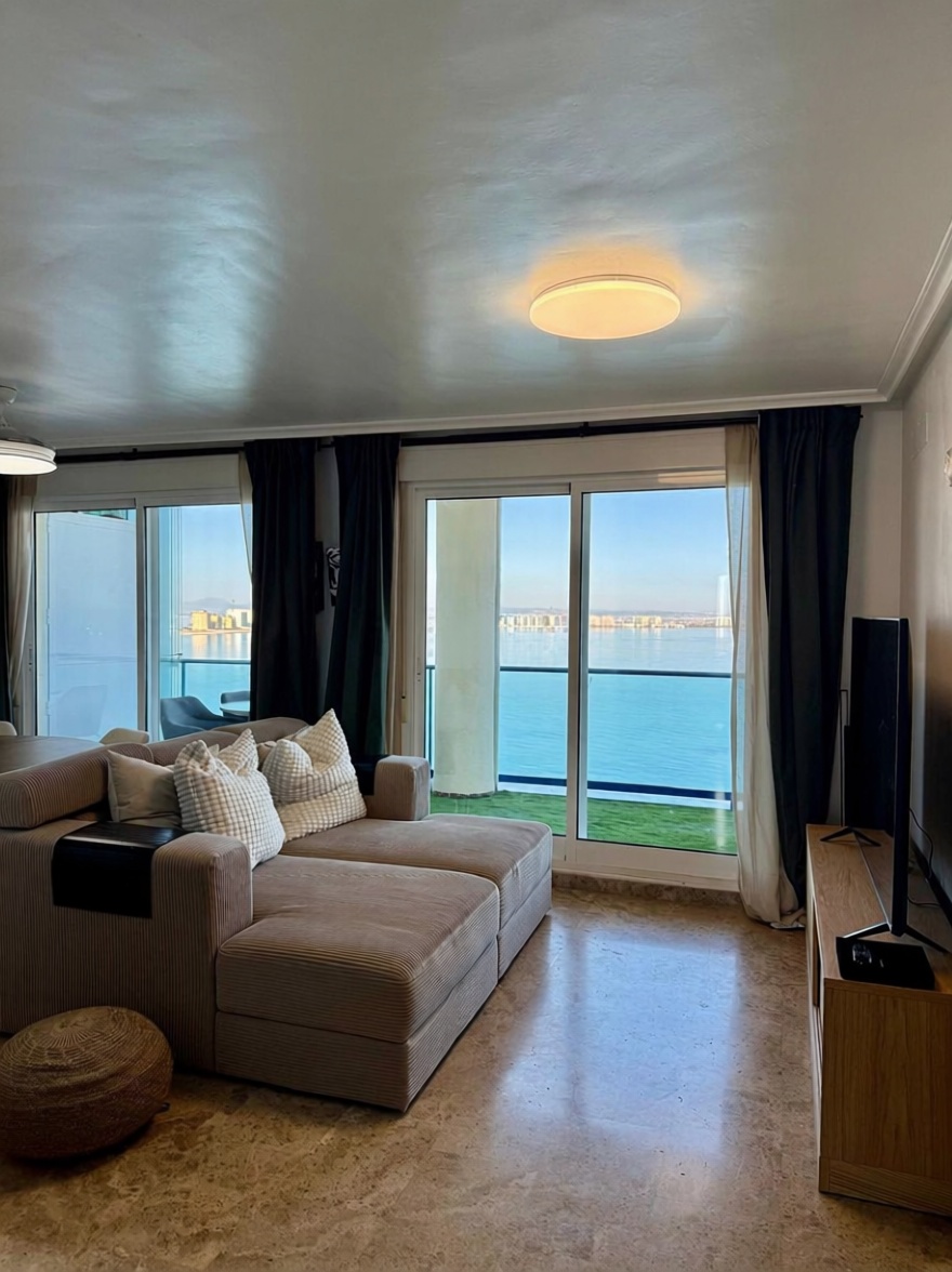 Ático en primera línea de mar en La Manga del Mar Menor — Salón