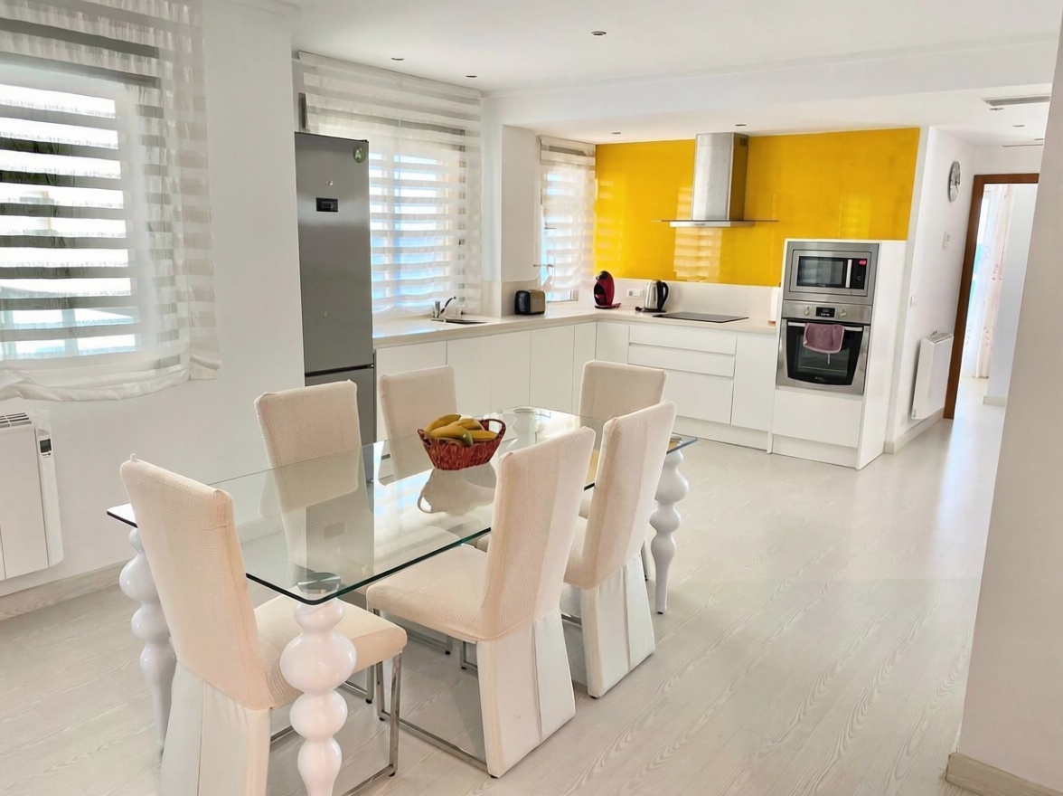 Beachfront flat in La Manga del Mar Menor — Dining room
