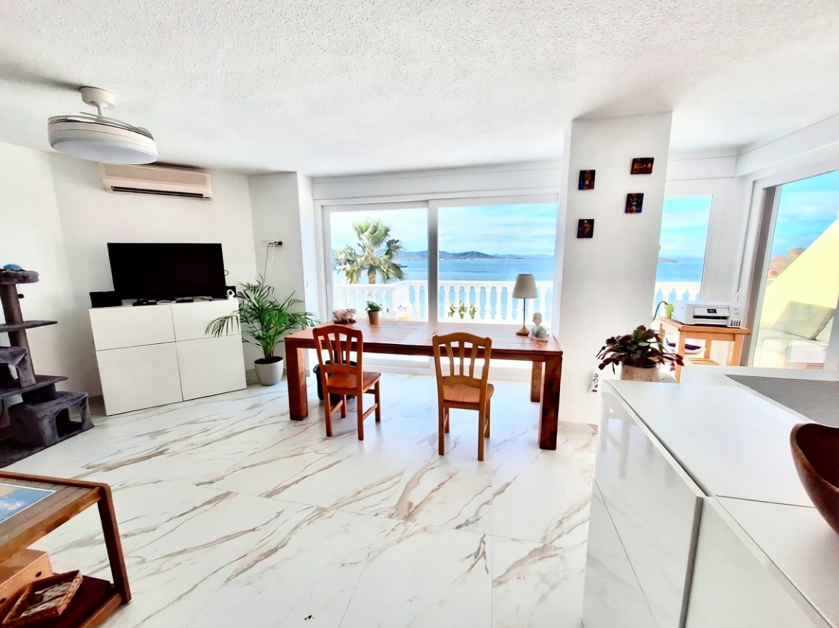 Beachfront apartment in La Manga del Mar Menor — Living room