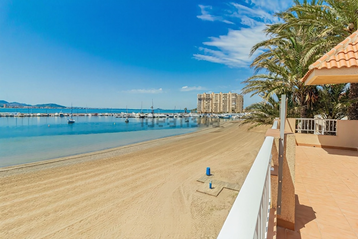 Ático en primera línea de mar en La Manga del Mar Menor
