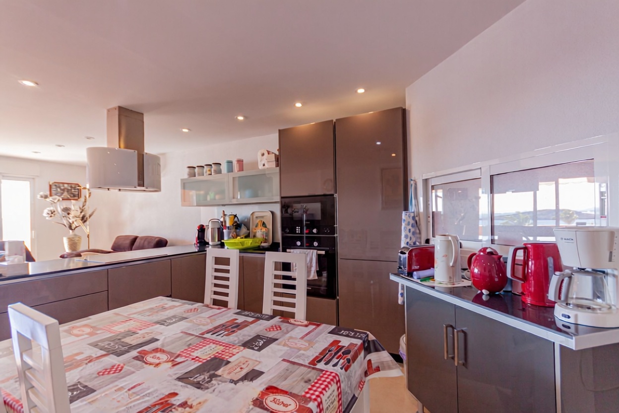 Apartamento em primeira linha de praia em La Manga del Mar Menor — Cozinha