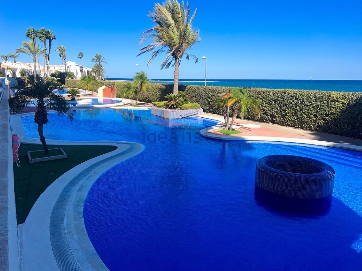 Piso en primera línea de playa en La Manga del Mar Menor — Piscina