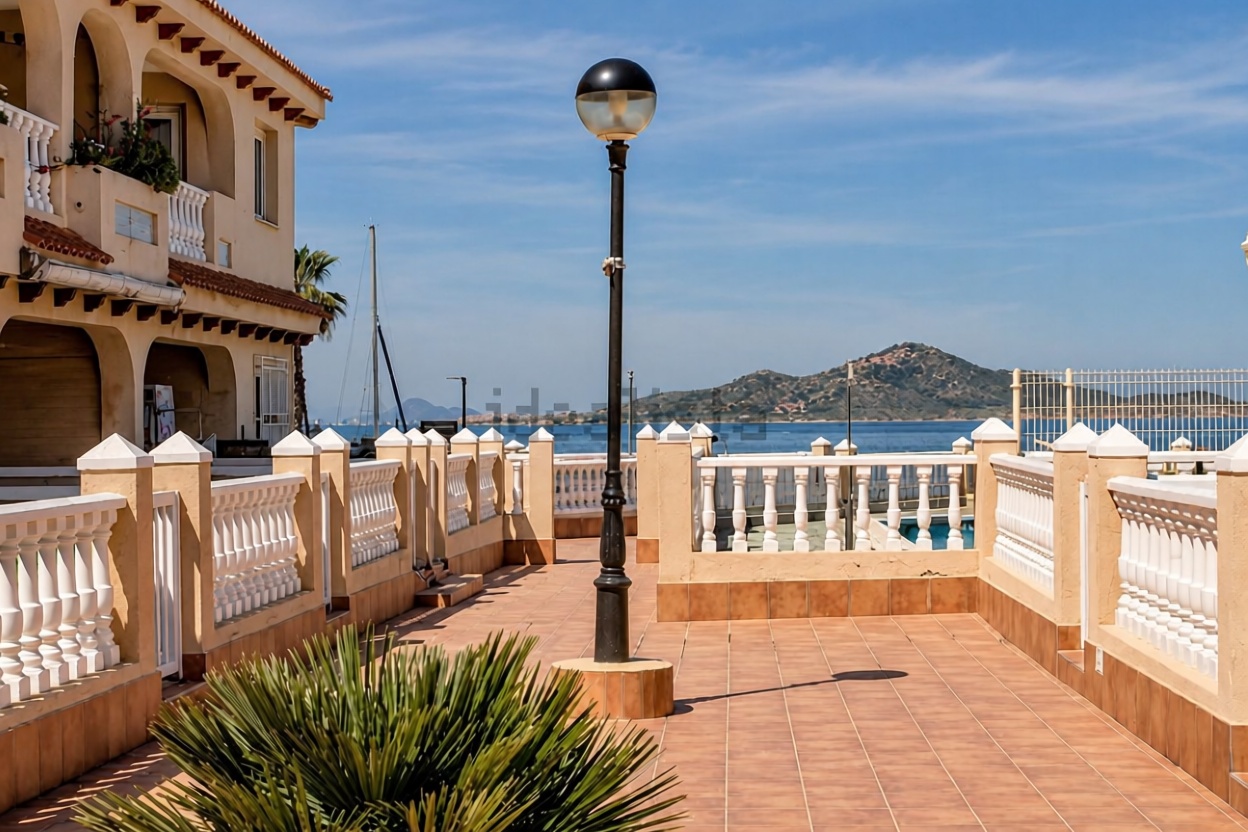 Dúplex en primera línea de playa en La Manga del Mar Menor