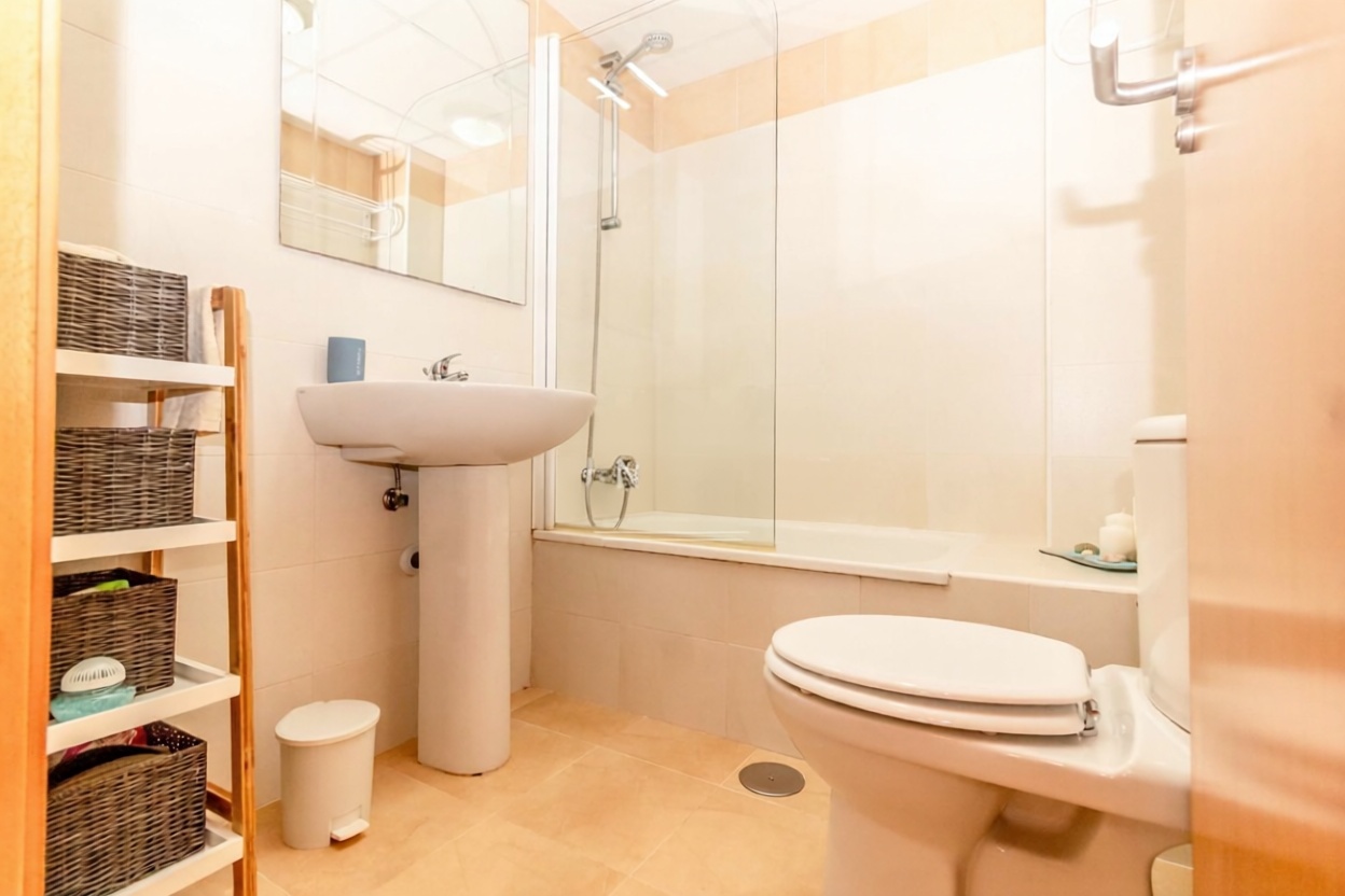 Beachfront flat in La Manga del Mar Menor — Bathroom