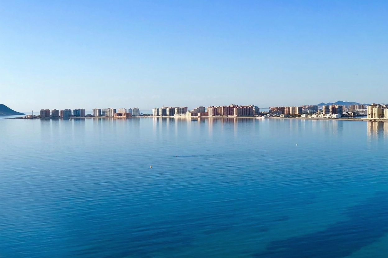 Appartement en attique en première ligne de mer à La Manga del Mar Menor — Vue mer