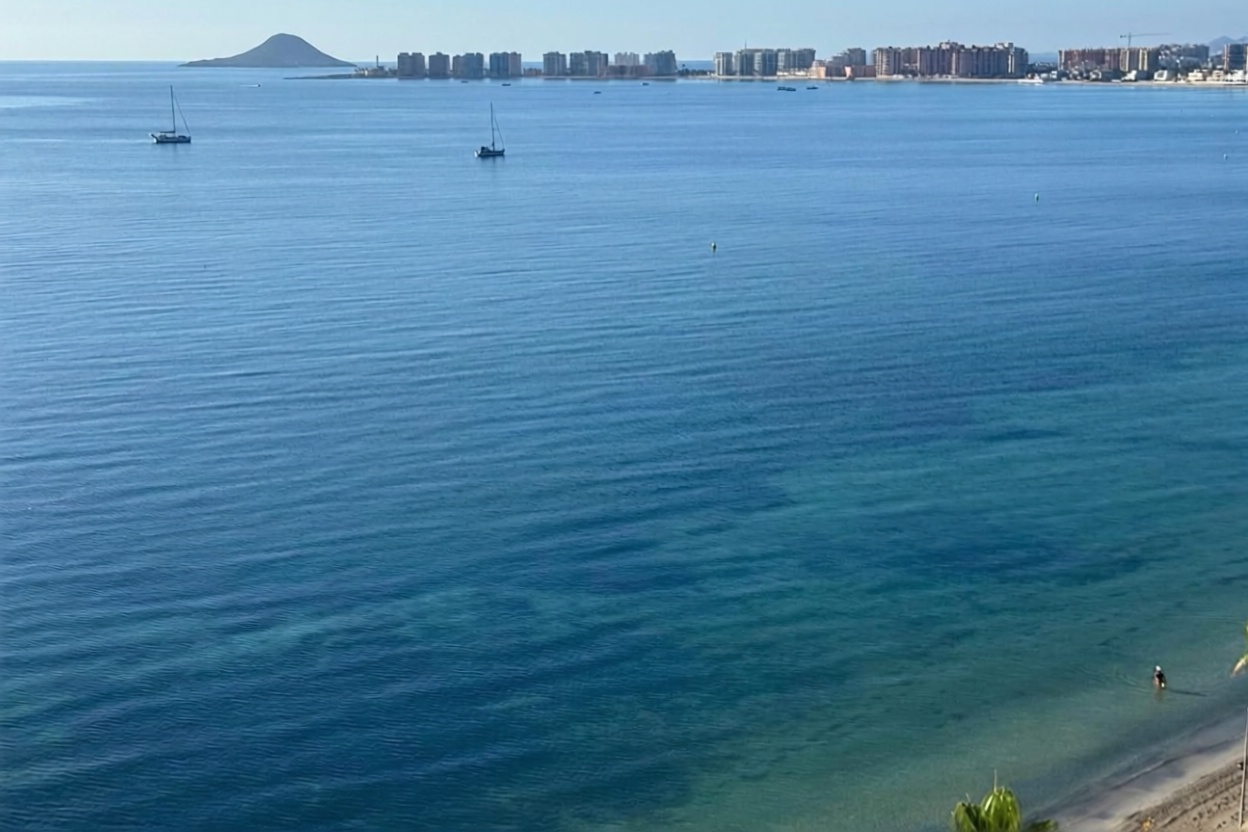 Appartement en attique en première ligne de mer à La Manga del Mar Menor — Vue mer