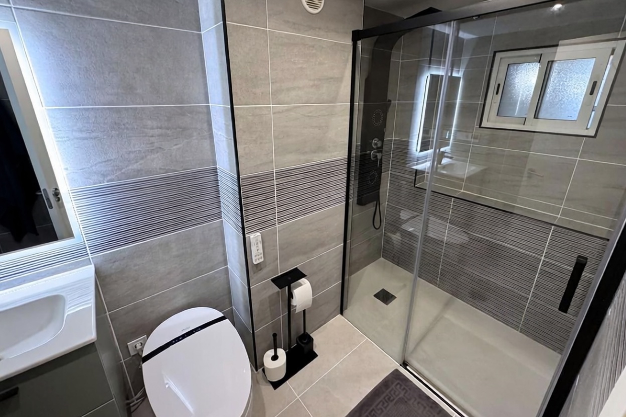 Appartement en attique en première ligne de mer à La Manga del Mar Menor — Sanitaires