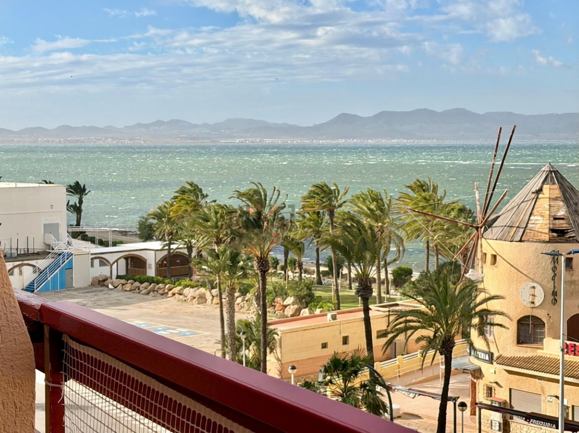 Piso en primera línea de playa en La Manga del Mar Menor