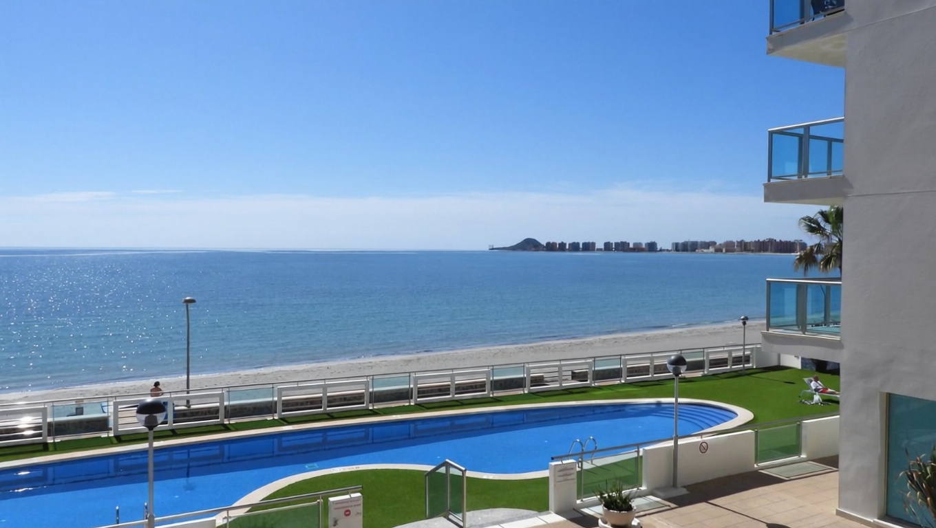 Piso en primera línea de playa en La Manga del Mar Menor