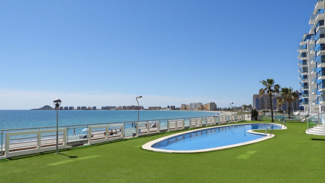 Piso en primera línea de playa en La Manga del Mar Menor — Vista mar