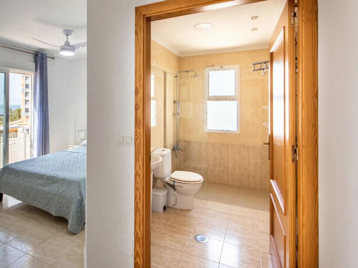 Beachfront flat in La Manga del Mar Menor — Bathroom