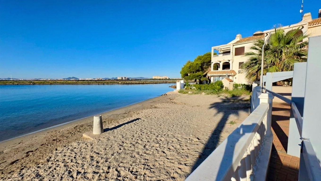 Piso en primera línea de playa en La Manga del Mar Menor